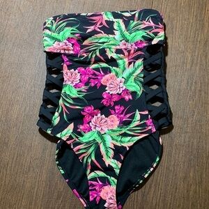 Ambrielle tropical print one piece cross cross sides, Medium